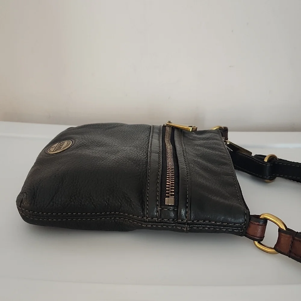 Fossil Explorer Leather Crossbody w/Free Fossil Wallet